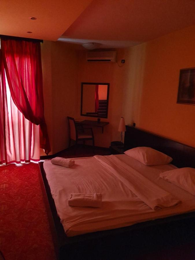 Hotel Sajam Novi Sad Buitenkant foto