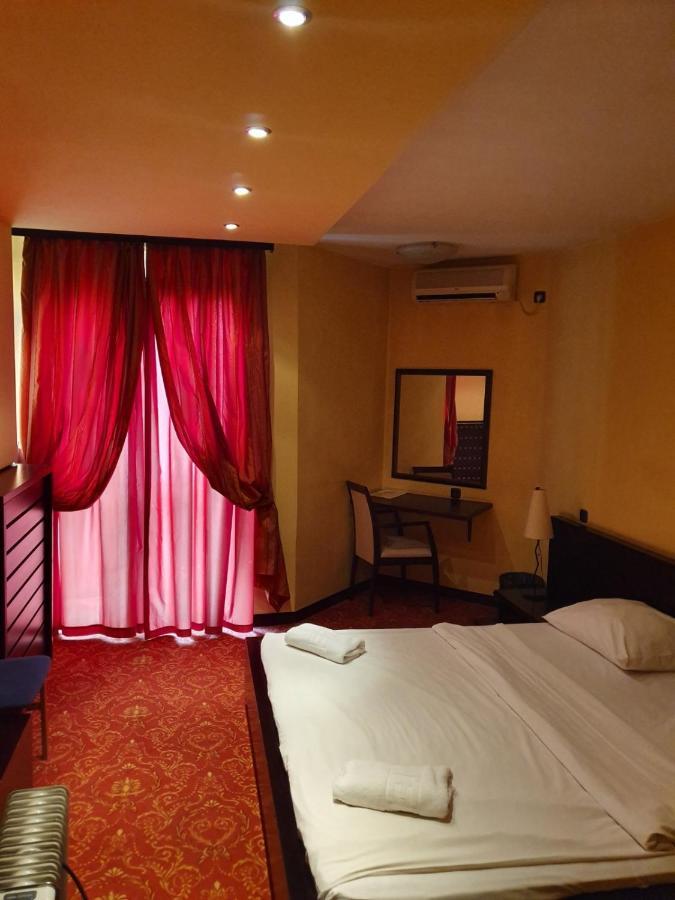 Hotel Sajam Novi Sad Buitenkant foto